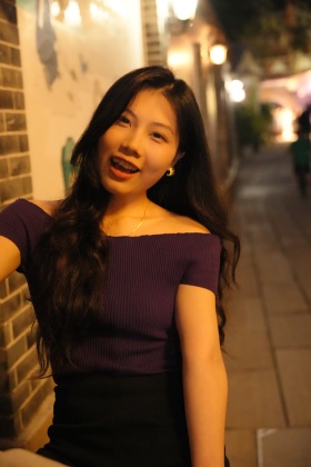 夜晚小巷中的她笑起来真甜