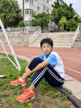 足球场上的中学生