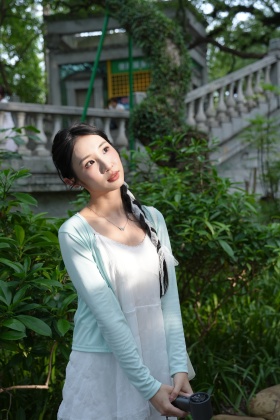 阳光下的她