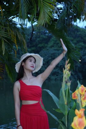 穿红色裙子的她