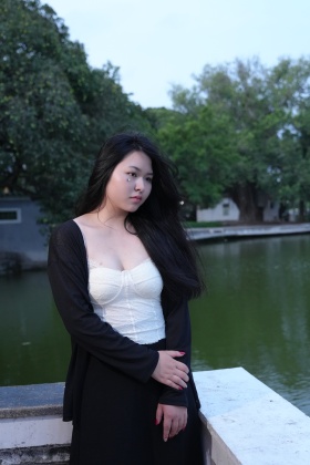 傍晚的湖边的她