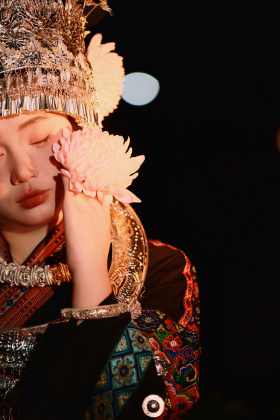 众人寻你千百度：你却灯火阑珊处