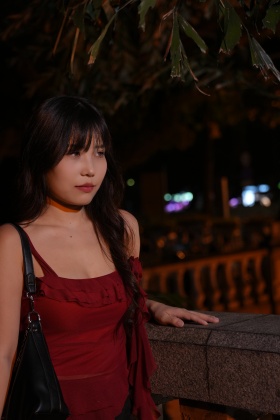 夜幕下穿红色裙子的女孩