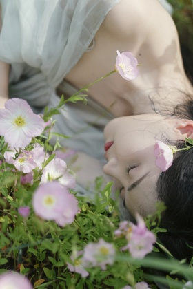 她在春天里停留了一会儿