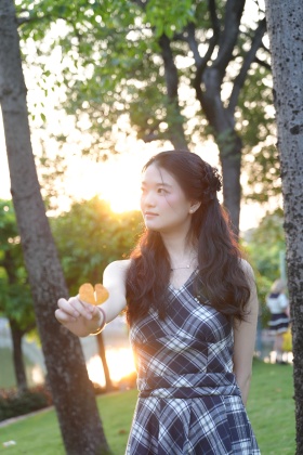 夕阳下的她，闪闪发光