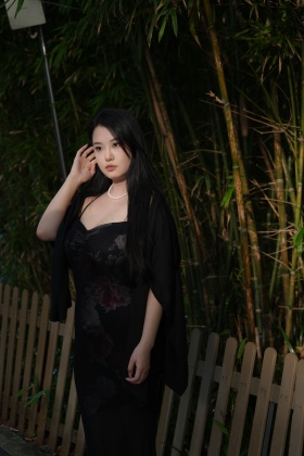 穿黑色裙子的她