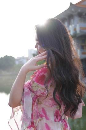 夕阳的光洒在她身上