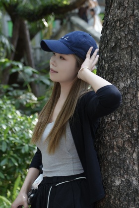 穿休闲帽的女孩