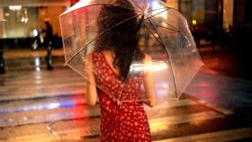 雨夜红影