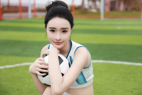 和梅西一起踢球