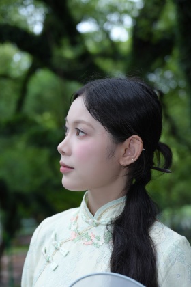 古樟树下的旗袍女孩