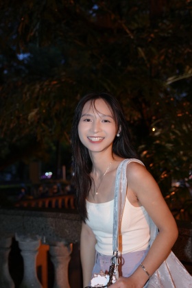 夜幕下的她笑得很甜美