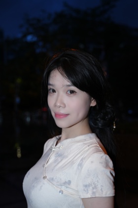 蓝调下的她很美